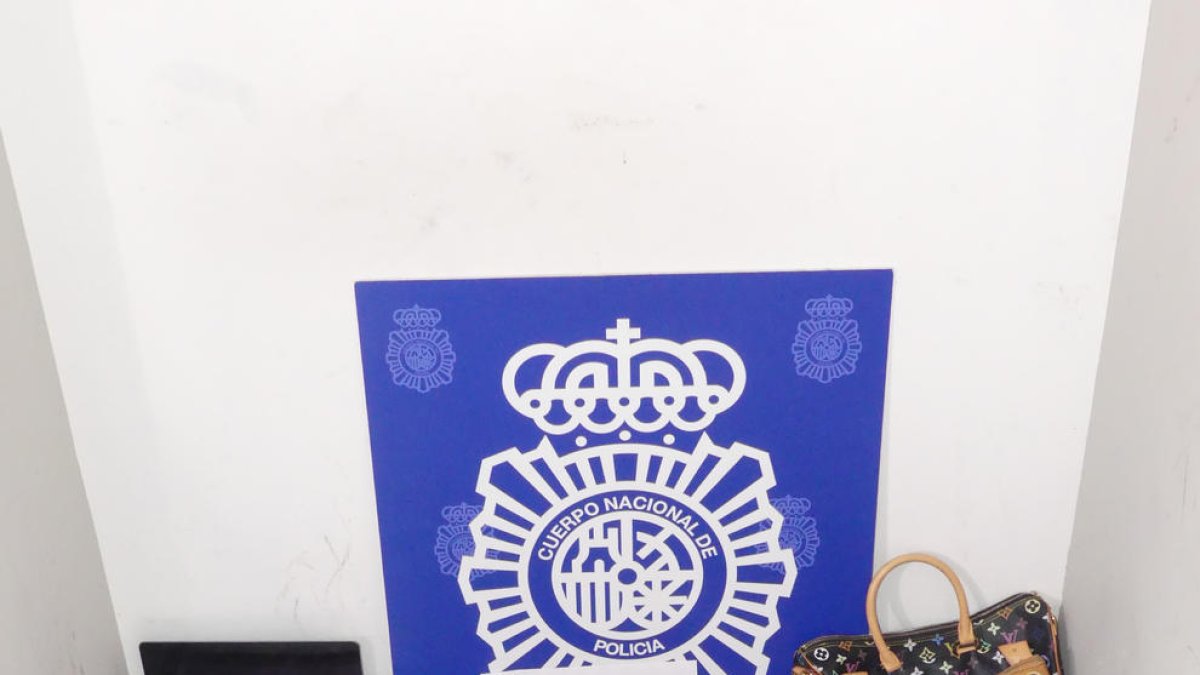 Detenen un home a l'aeroport del Prat amb passaport fals que portava rellotges de luxe robats