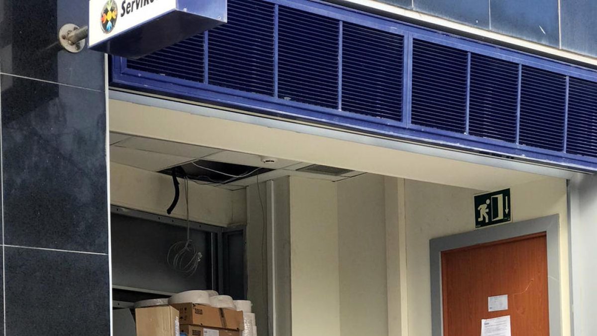 Arranquen i roben un caixer automàtic a l'Ampolla amb l'ajuda d'un camió sostret abans a Deltebre