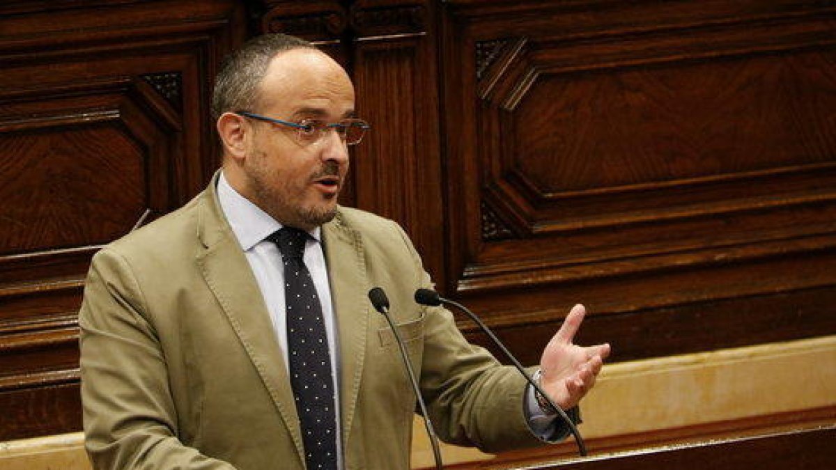 El president del PPC, Alejandro Fernández, intervenint des del faristol de l'hemicicle.