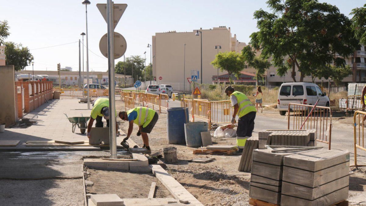 En marxa la urbanització del carrer Camí de la Creu de Cambrils
