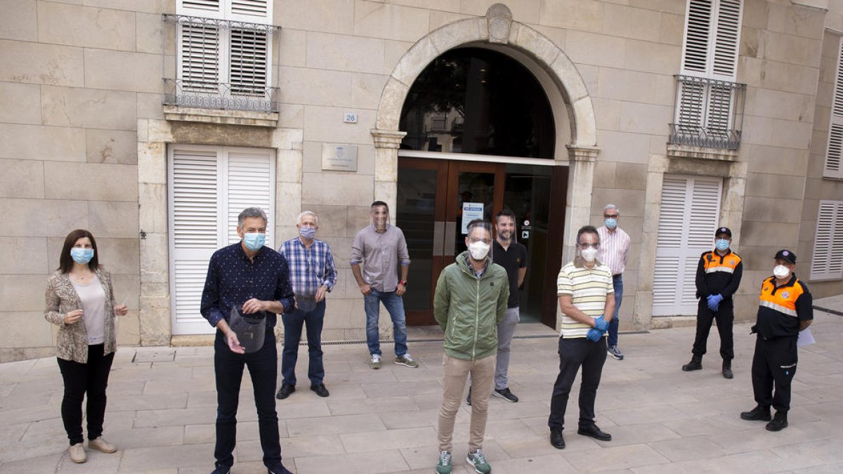 Las asociaciones de comerciantes y empresarios de Vila- seca y La Pineda facilitan protectores faciales a los comerciantes