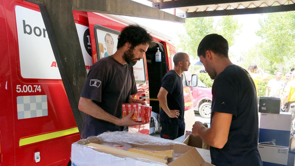 Los voluntarios facilitan más de seis mil botellas de agua diarias para avituallar a los Bomberos