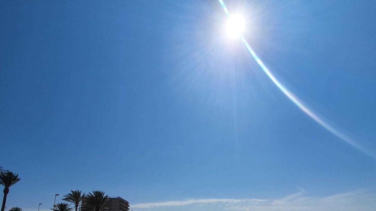 Cunit prohíbe instalar parasoles en grupo, carpas y mesas en las playas