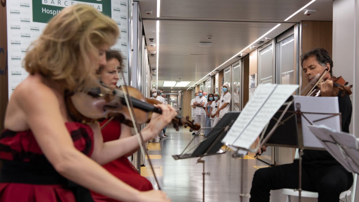 El Liceo lleva|trae la música hasta una UCI del Hospital Clínico
