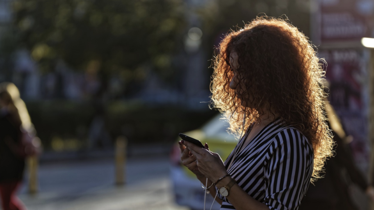 Els mossos aconsellen parar compte amb l'ús dels mòbils al carrer per evitar robatoris