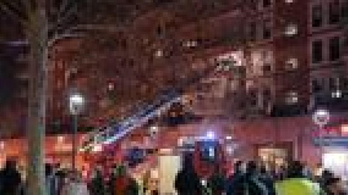 Imagen de los Bomberos en el lugar donde se ha hundido la tercera planta de un edificio.