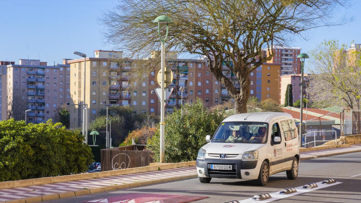 Colocan un reductor de velocidad en el barrio de Sant Pere i Sant Pau