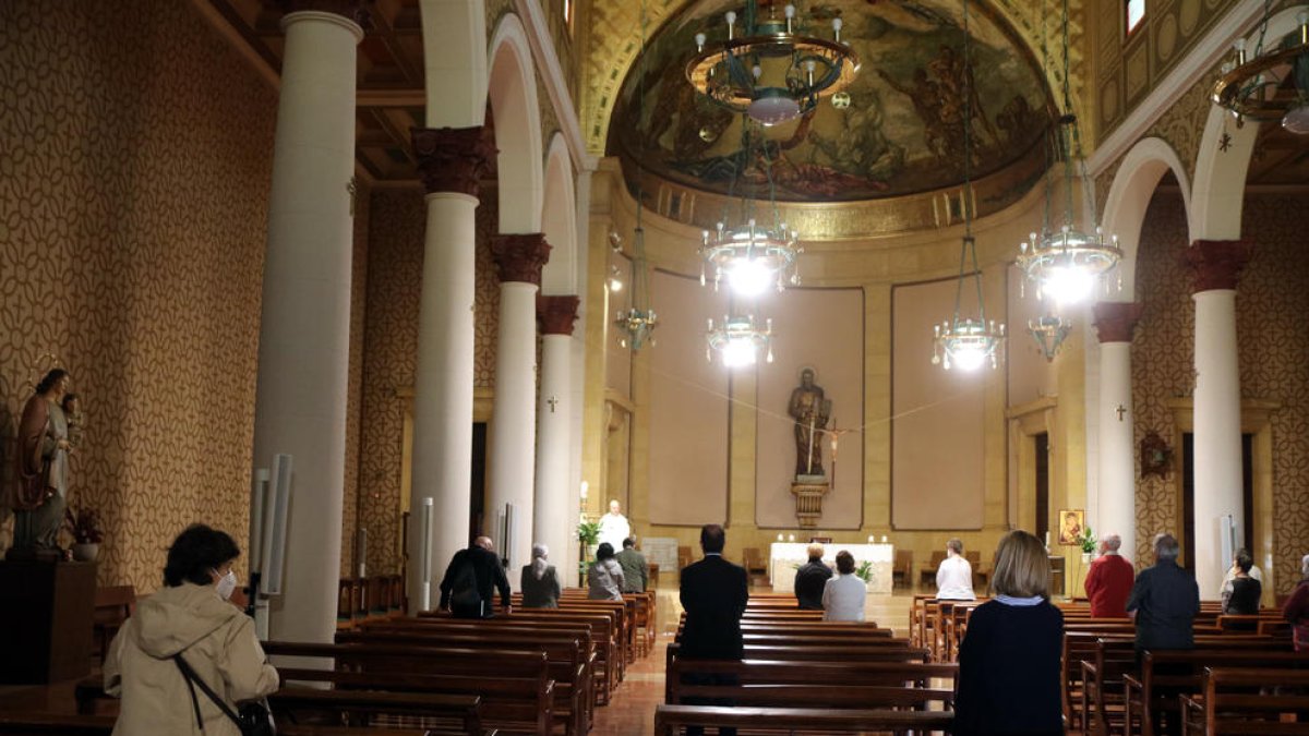 Mascarilla, gel hidroalcohólico y bancos precintados: los fieles vuelven a las iglesias de la fase 1
