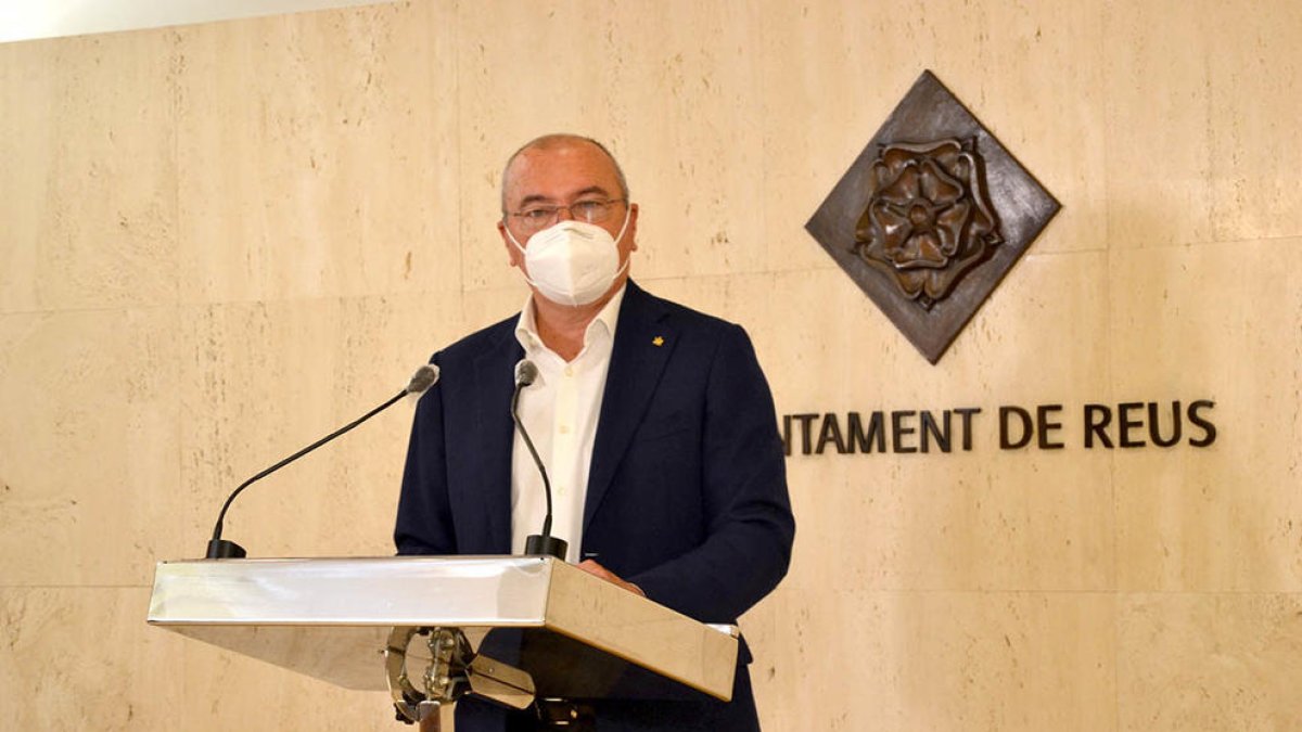 L'alcalde de Reus, Carles Pellicer, en roda de premsa a l'Ajuntament.