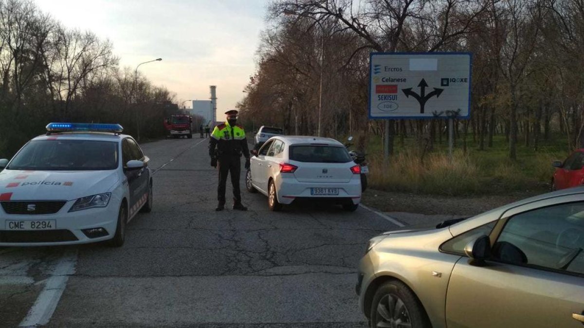 Els Mossos restringeixen l'accés a la zona propera a IQOXE a la Canonja