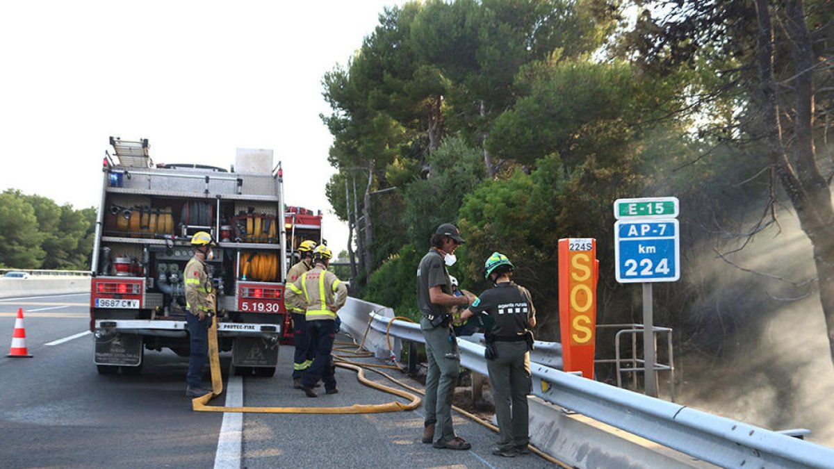 Estabilizado el incendio al AP-7 en Roda de Berà que corta ahora un carril en el Vendrell