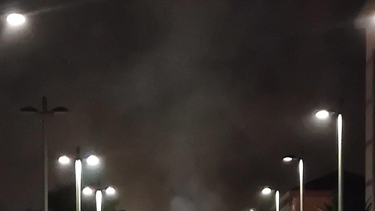 Quema un vehículo delante de la comisaría de los Mossos en Tarragona