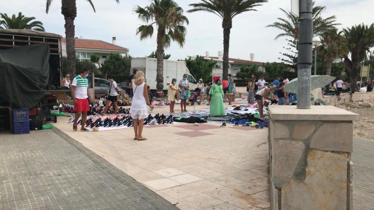 Paradistas de los mercados de Miami Playa y l'Hospitalet, «hartos» de los manteros