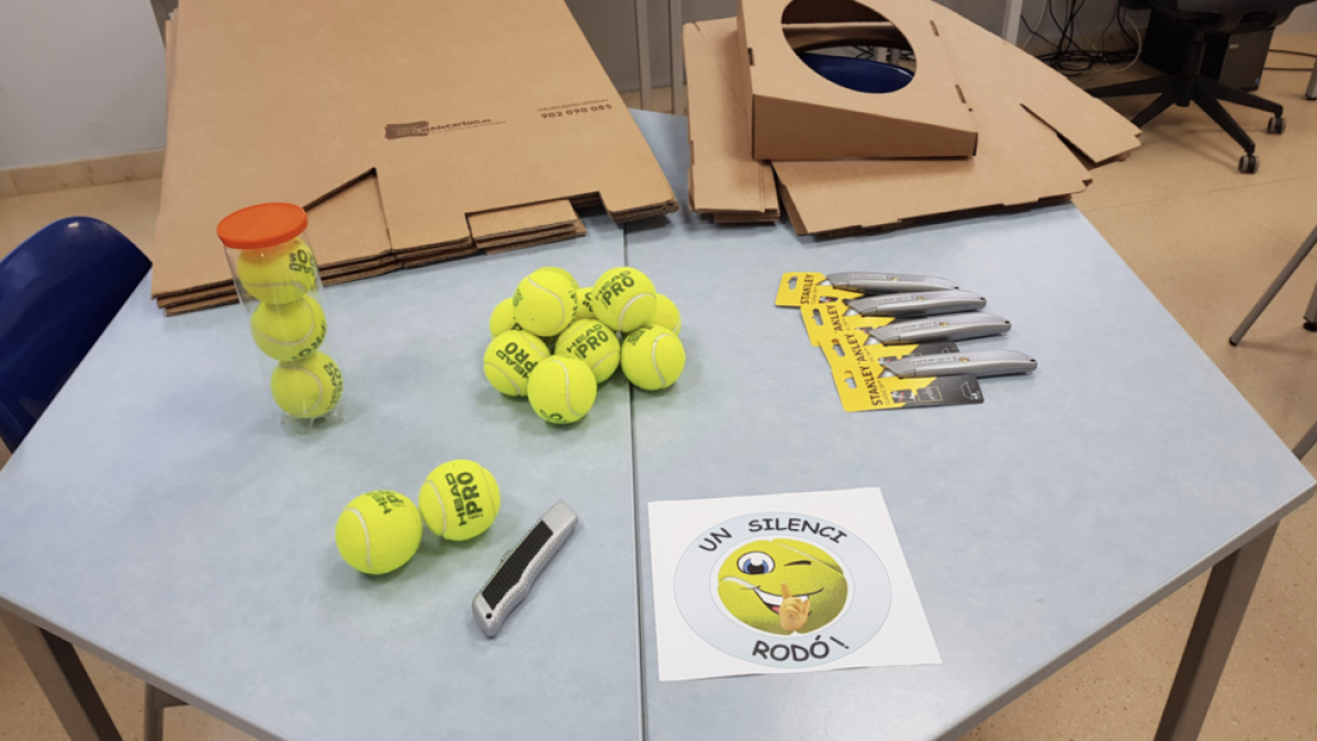 Usuaris del Pere Mata de Reus creen silenciadors de mobiliari destinat a les escoles de la ciutat