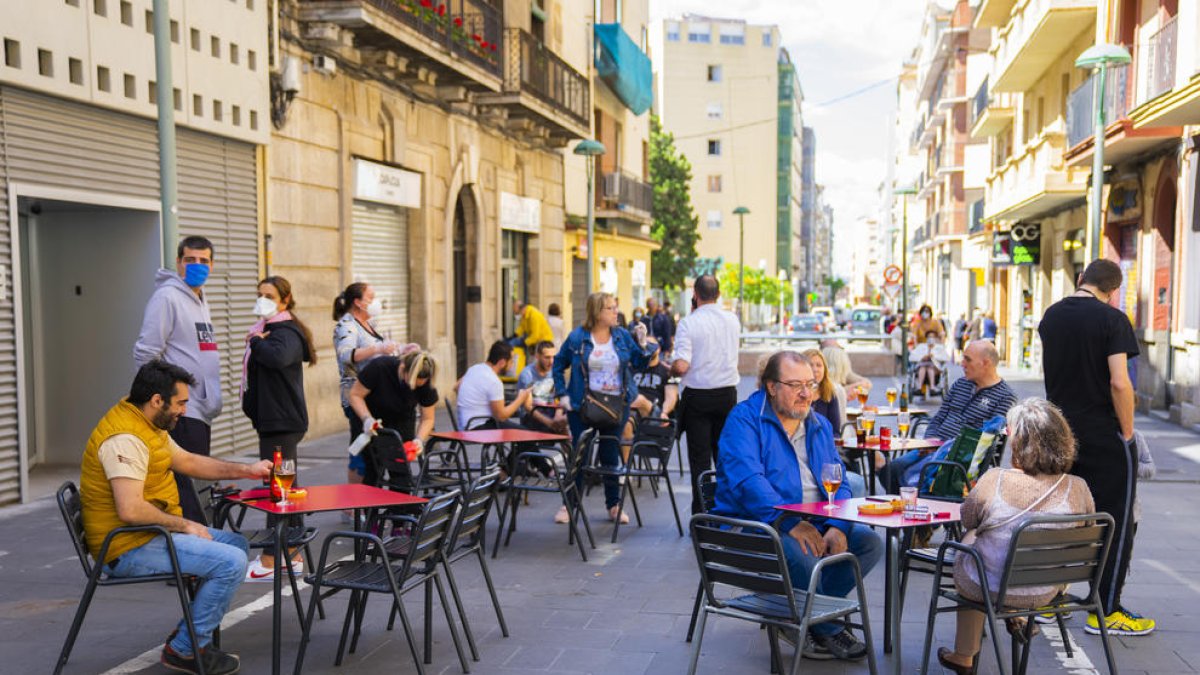 Primeres cerveses a les terrasses de Tarragona i alegria a les botigues de Reus
