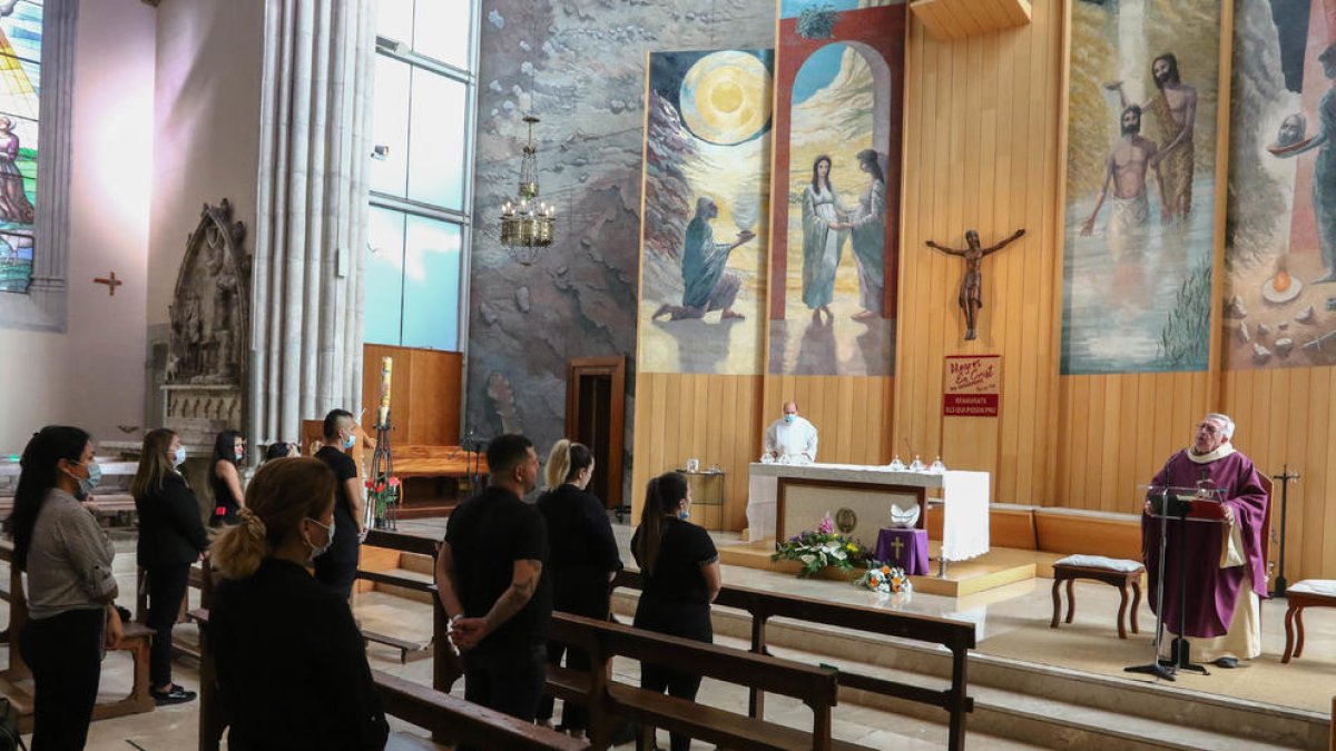 Les esglésies tornen a fer misses però sense la pau i combregant a les mans