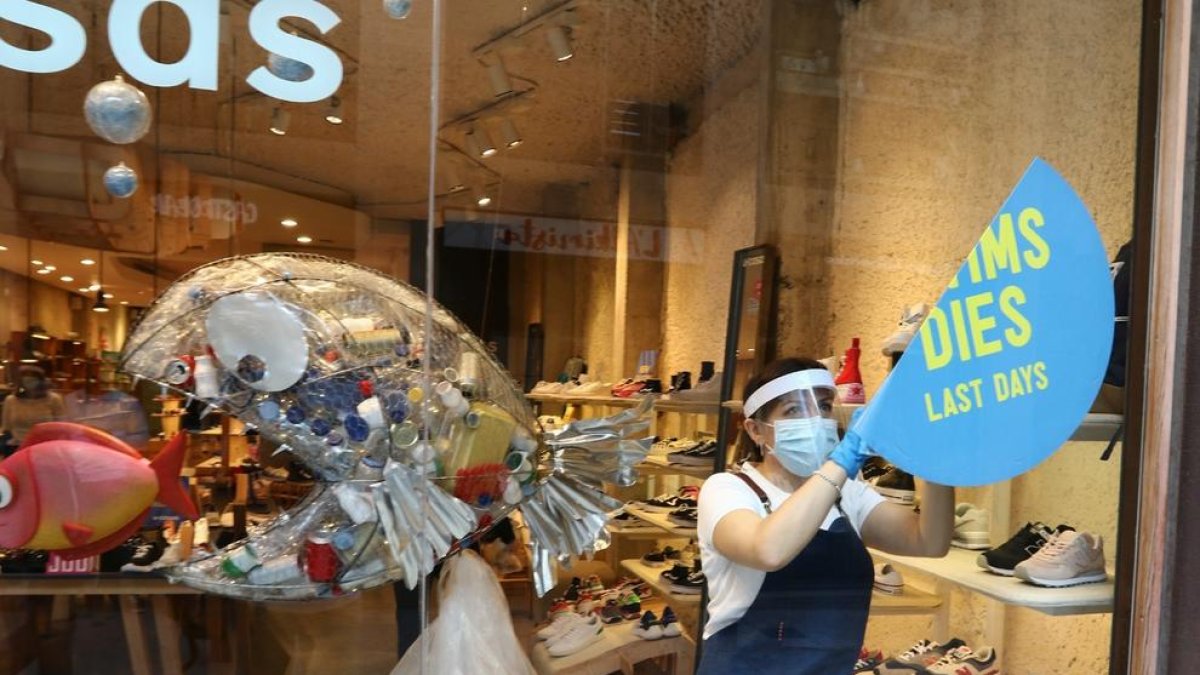 El Gobierno prohíbe las rebajas en las tiendas físicas para evitar aglomeraciones y contagios