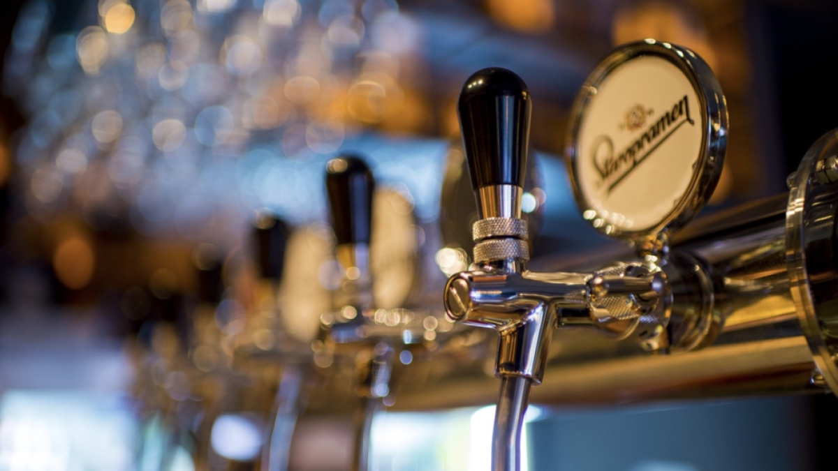 Desallotgen un bar amb més de cent clients al seu interior