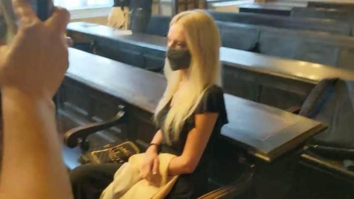 Se autolesionó, presionada por su novio, y tendrá que cumplir dos años de arresto domiciliario