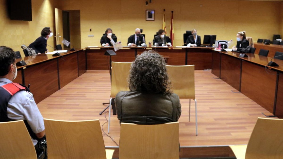 La Audiencia absuelve al acusado de coger la tarjeta a un amigo de infancia cuando dormía y sacar 1.510 euros en cajeros de Blanes