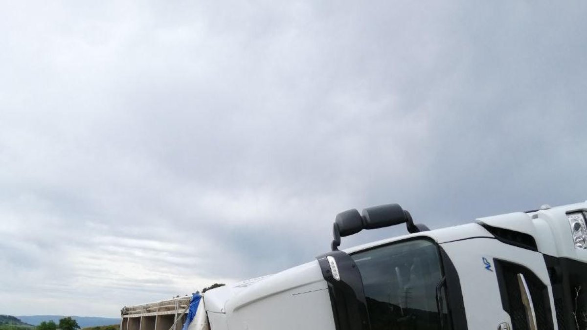 Vuelca un camión lleno de pienso en Sarral