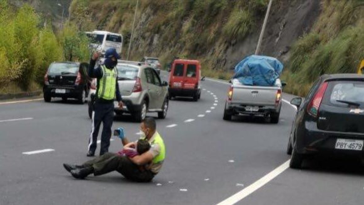 Un policia calma a un menor que havia presenciat un accident de trànsit posant-li vídeos amb el mòbil