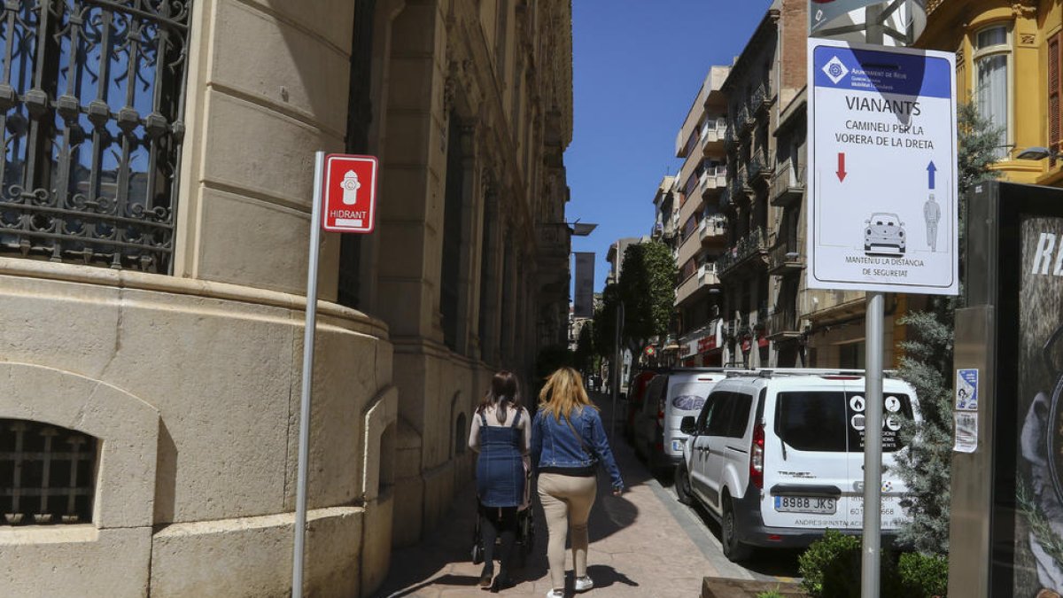 Reus señaliza las calles para recordar la obligatoriedad de guardar la distancia mínima