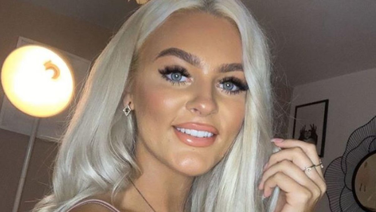 Muere una influencer británica de 21 años al caer por un acantilado mientras se hacía un 'sefie'