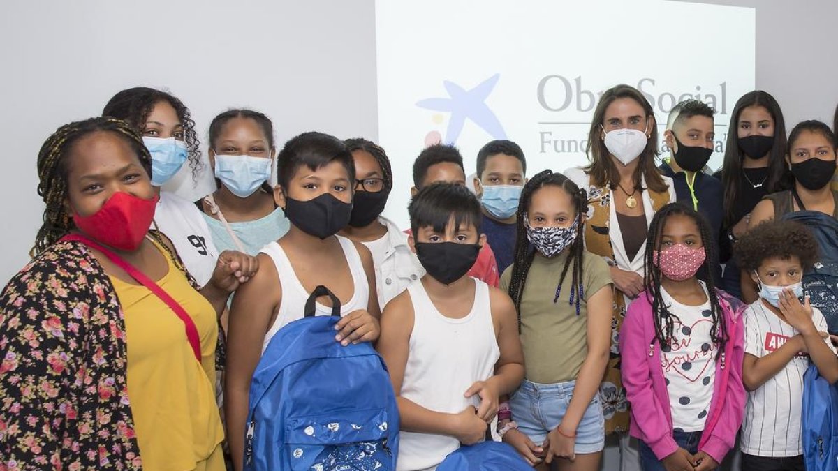 Más de 700 menores vulnerables de Tarragona reciben 'kits' escolares de la Fundación 'la Caja' y CaixaBank