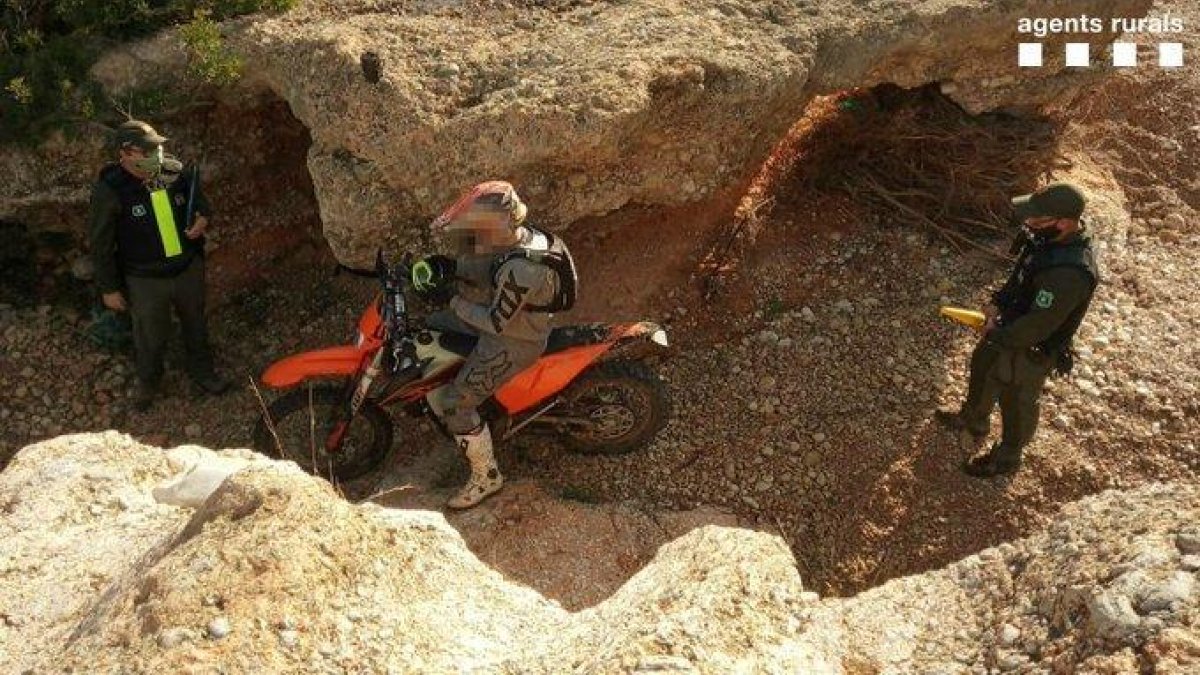 Denunciado por circular por el medio de un barranco con una motocicleta de enduro en Camarles