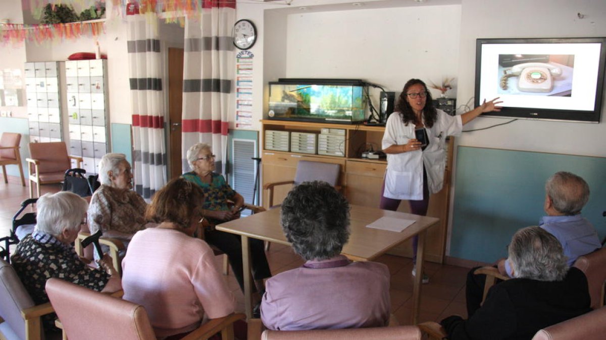 El Gobierno cierra todos los centros de día para personas mayores a partir del lunes y amplía el servicio de atención domiciliaria