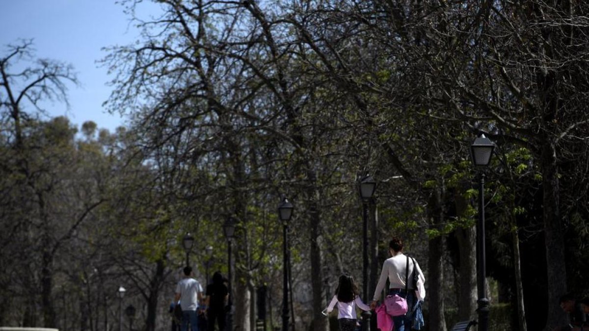 Madrid cierra todos los parques de la capital por la aglomeración de personas