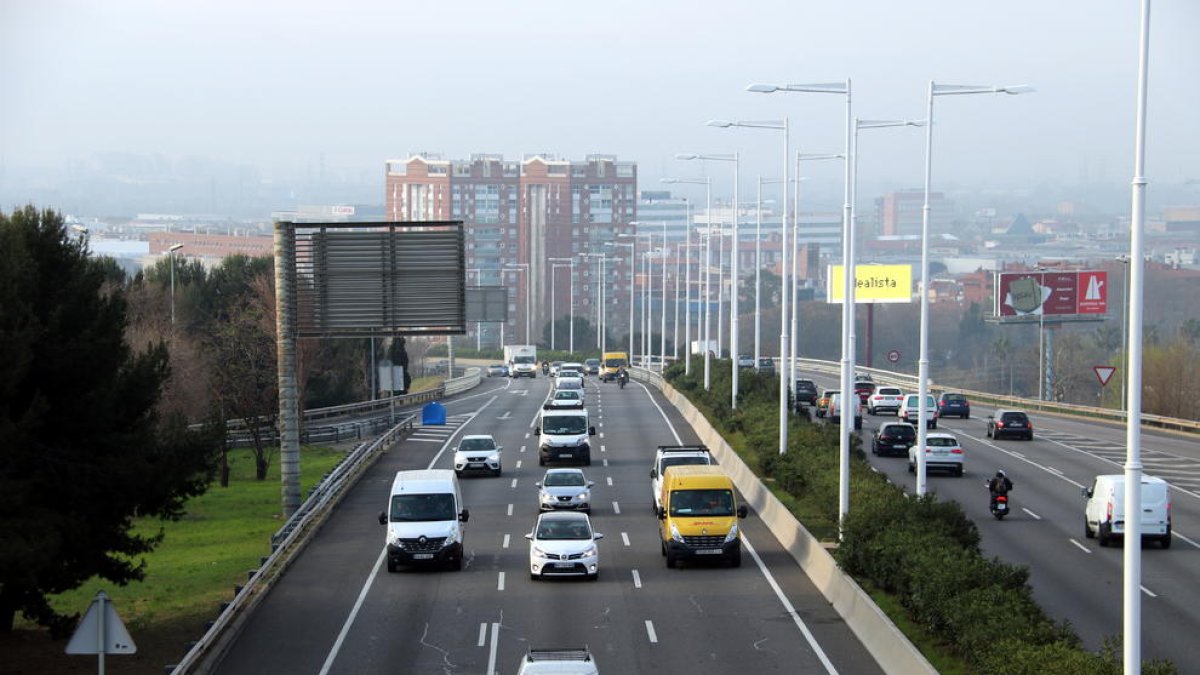 El tráfico de salida del área metropolitana de Barcelona baja un 53% este sábado por la tarde