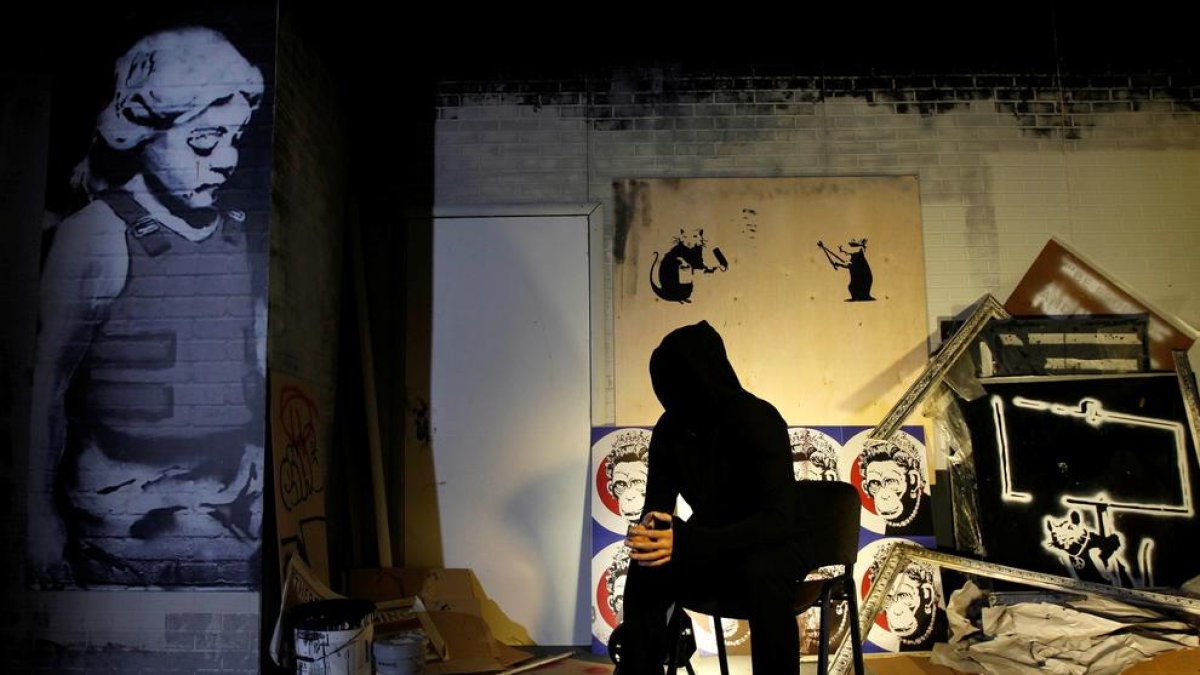 Banksy dibuixa al metro de Londres per a impulsar l'ús de la mascareta