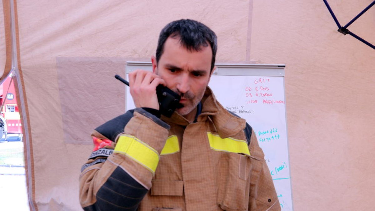 «Choca ver el nivel de destrozo cuando llegas allí», relata uno de los bomberos que trabajó a la explosión de Iqoxe