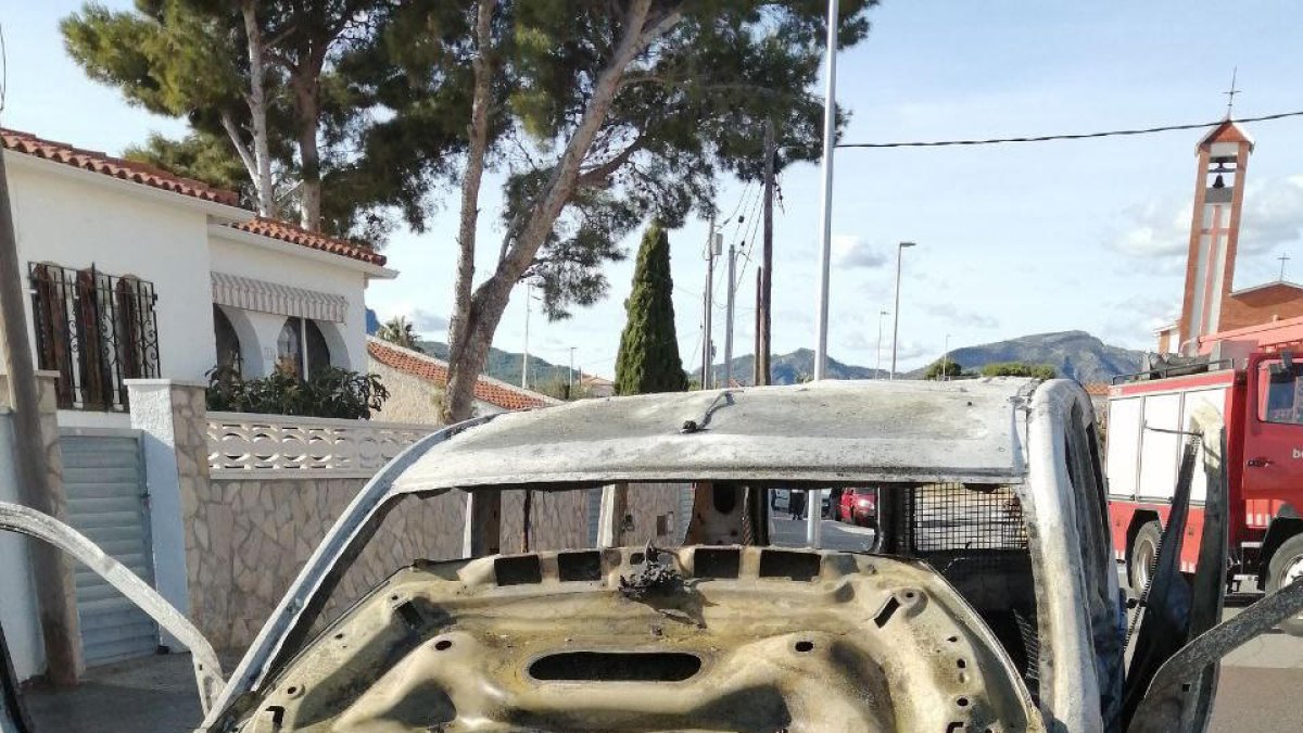 Quema completamente una furgoneta estacionada en Mont-roig del Camp