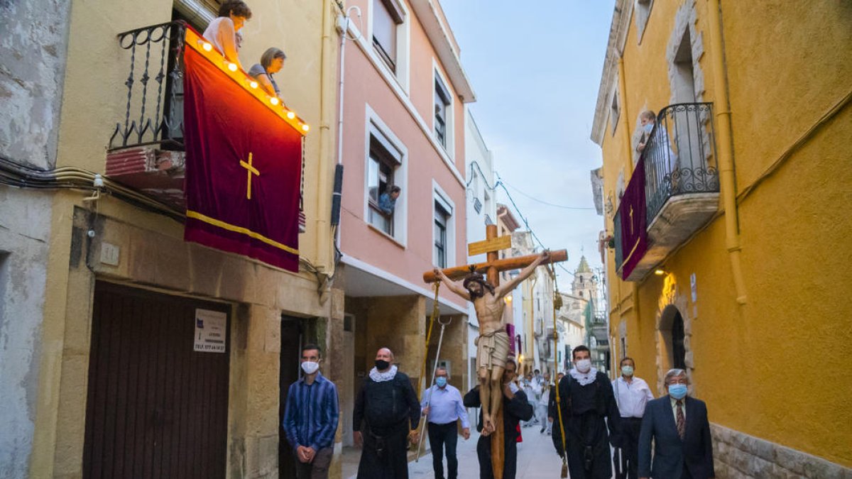 La Riera de Gaià venera la Santa Creu desde las puertas y los balcones
