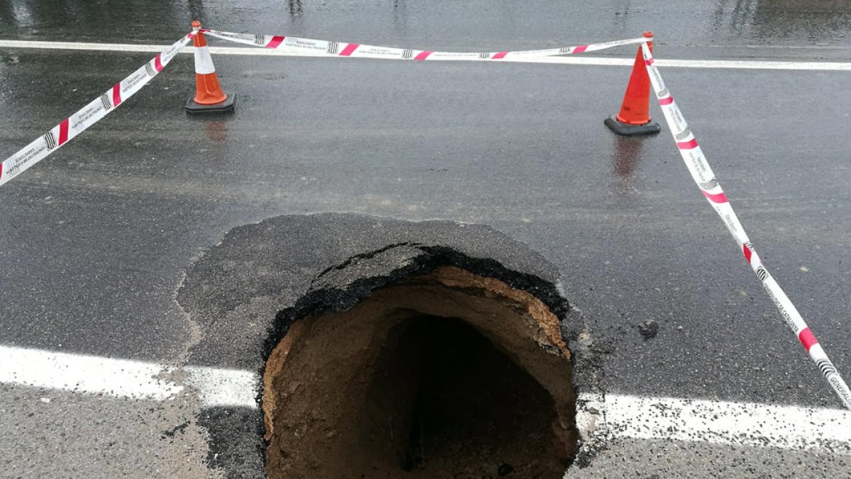 Un esvoranc a la carretera TV-3403 obliga a donar pas alternatiu per accedir i sortir de Sant Jaume d'Enveja