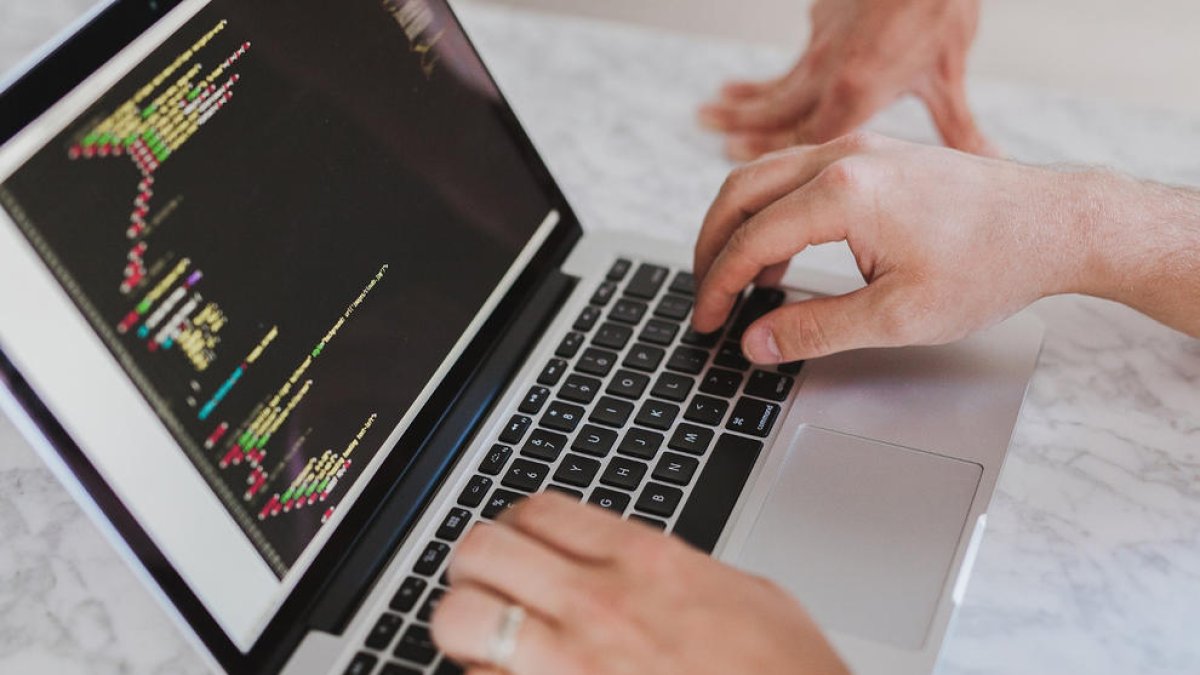 Imputen a un regidor de Vox per una estafa en internet mitjançant el hackeig de correus electrònics