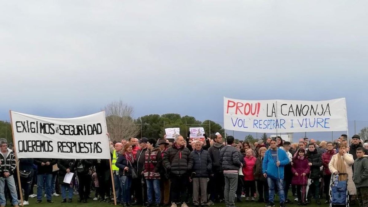 Más de un millar de personas reclaman más seguridad y un mejor plan de emergencias después de la explosión de IQOXE