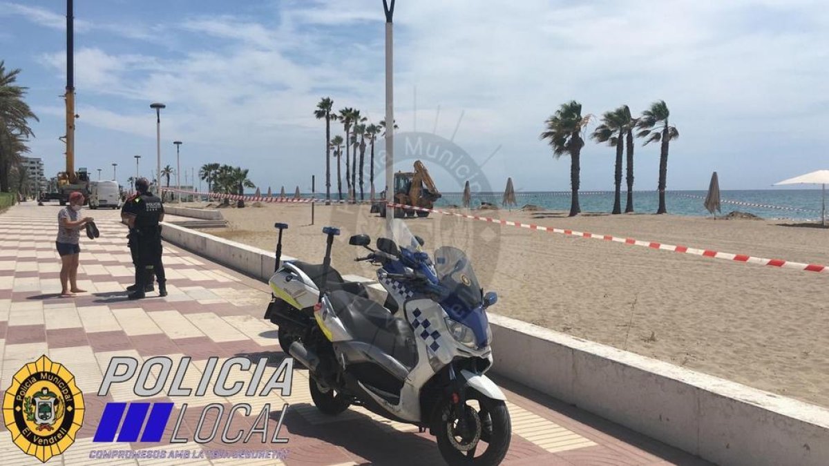 Bandera vermella en una platja del Vendrell per un vessament