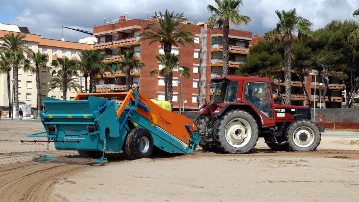 Una empresa de Torredembarra diseña una máquina para desinfectar las playas con ozono
