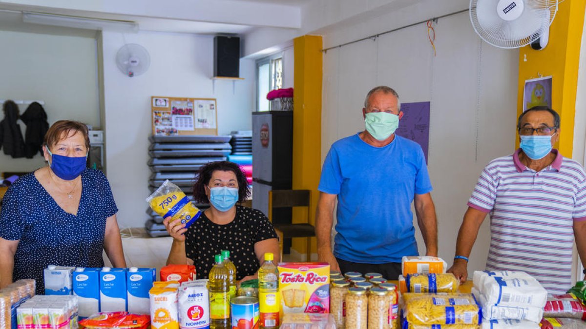 L'Associació de Veïns de la Granja recull aliments per gent necessitada