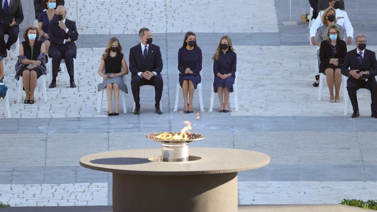 L'Estat homenatja les víctimes del virus i als qui li han fet front