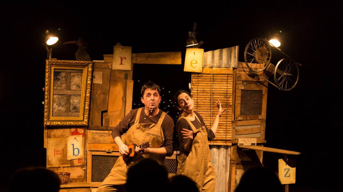 Un centenar de persones gaudeixen de 'La gallina dels ous d'or' al Teatre Auditori del Morell