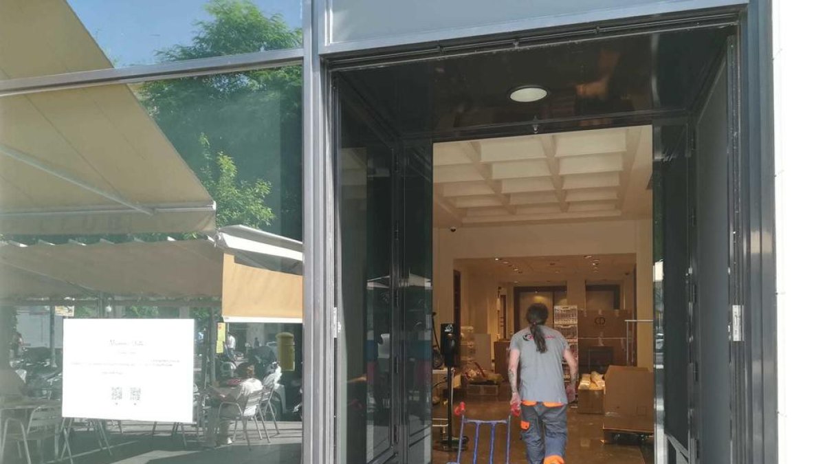 Cierra la tienda Massimo Dutti de la Rambla y Puntúo Roma lo hará en octubre