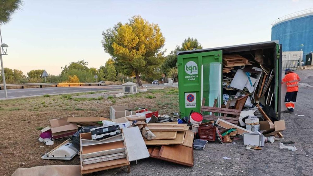Manca de deixalleries mòbils en alguns punts de la ciutat pel mal ús d'incívics