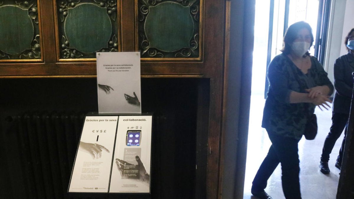 Creix l'interés de les esglésies pels datàfons amb forma de faristols i guardioles per recaptar donatius amb targeta