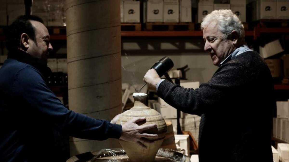 Investigadores de la URV abren las primeras jarras de vino conservado como lo hacían los íberos