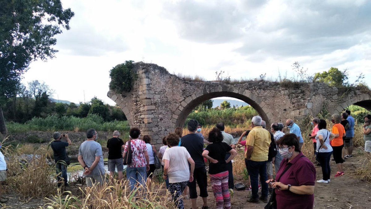 Una treintena de personas visitan el Pont Trencat de Valls